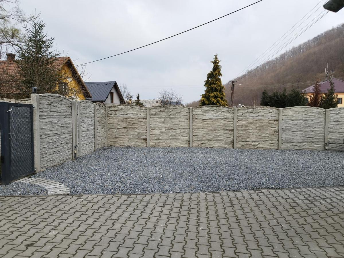 Ubytovani V Zimrovicich ฮราเดซ นาด โมราวิซี ภายนอก รูปภาพ